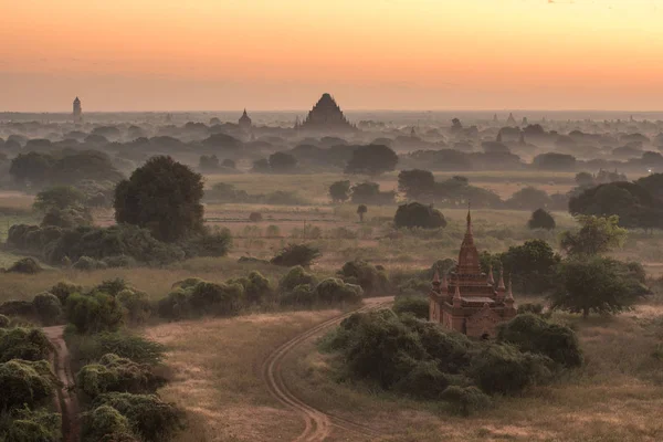 日の出、ミャンマー バガンの古代の仏塔 — ストック写真