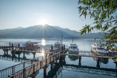 Güneş ay Gölü pier sırasında gündoğumu, Tayvan