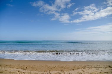 Tropik deniz, sahil ve mavi gökyüzü