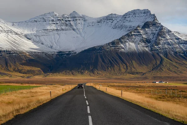 Dlouhá cesta na začátku zimy z Islandu — Stock fotografie