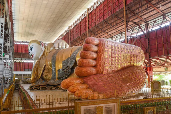 Chauk htat gyi Buda görüntüleri, Yangon, Myanmar uzanmış — Stok fotoğraf