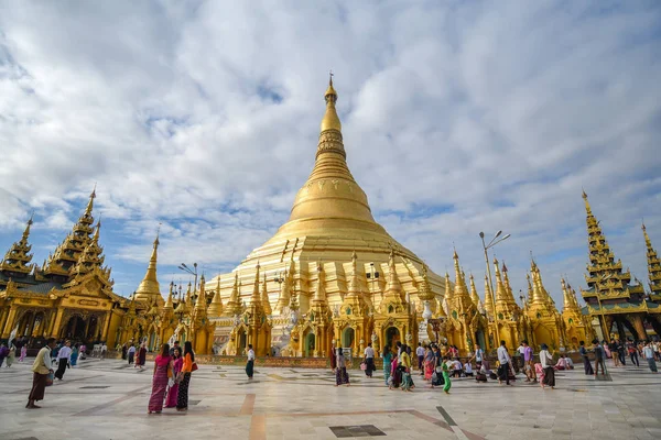 Burmese people in Shwedagon pagoda, Yangon — Stock Photo, Image