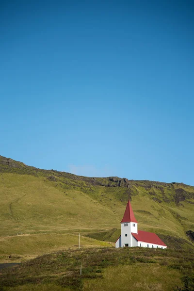 Iglesia en la colina de Vik, al sur de Islandia —  Fotos de Stock