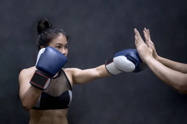 Giovane donna asiatica pugile punzonatura al suo allenatore — Foto Stock
