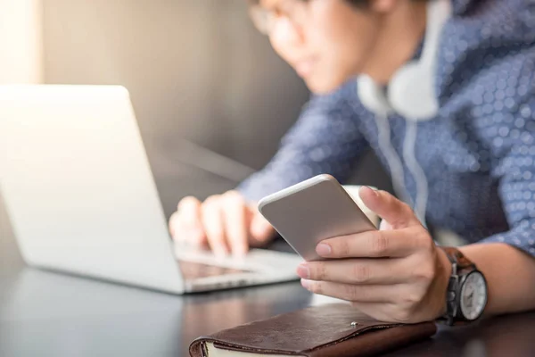 Joven hombre de negocios asiático trabajando en una cafetería — Foto de Stock