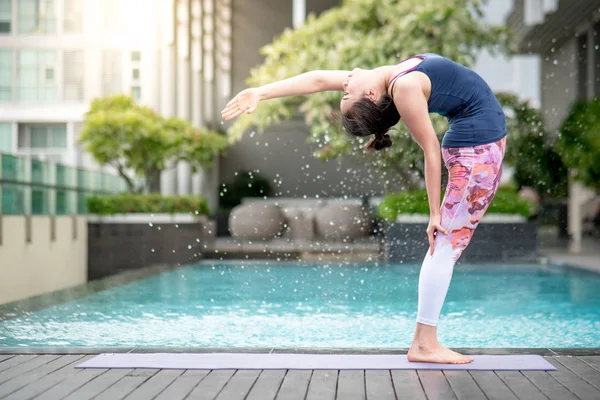 Mujer asiática joven haciendo ejercicio de yoga — Foto de Stock