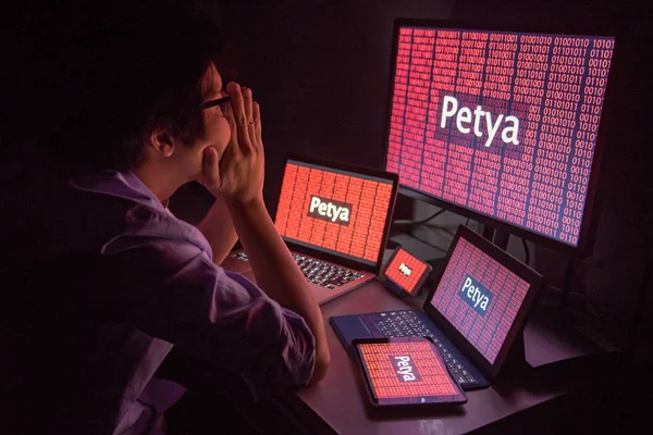 Jonge Aziatische man gefrustreerd door Petya ransomware aanval — Stockfoto
