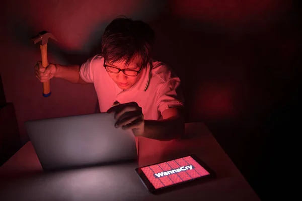 Ransomware slachtoffer probeert te breken zijn laptop — Stockfoto