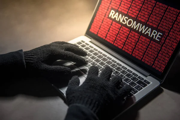 Hombre hacker piratería mano en el sistema operativo de la computadora — Foto de Stock