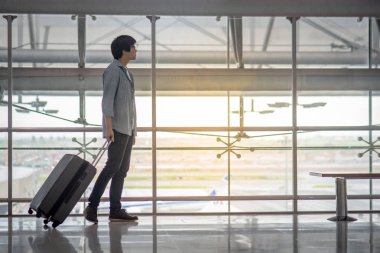 Küçük Asya adam Havaalanı Terminal Bagaj ile