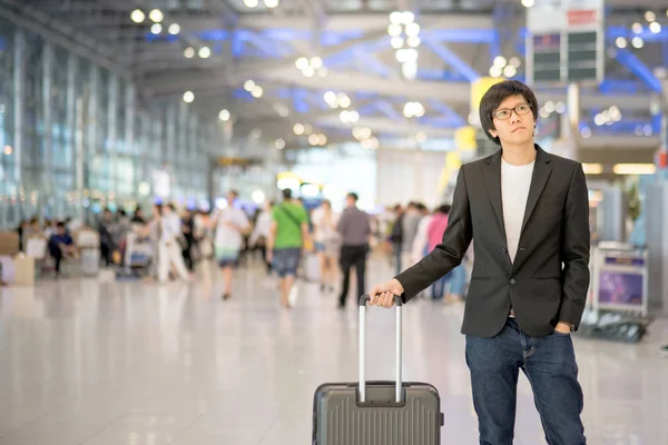 Joven asiático con el equipaje en la terminal del aeropuerto — Foto de Stock