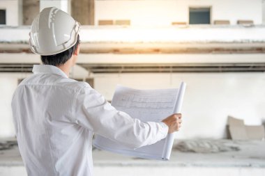 Mühendis veya mimar mimari çizimi kontrol