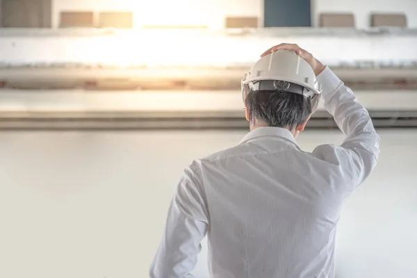 Joven ingeniero asiático con casco de seguridad — Foto de Stock