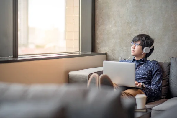Fiatal ázsiai ember dolgozik a laptop számítógép — Stock Fotó