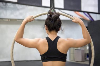 akrobatik kadın hava çember üzerinde asılı