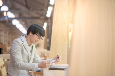 Smartphone kullanarak ve eserleri kontrol iş adamı