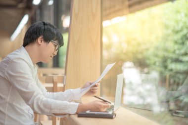 Genç iş adamı rapor belge denetimi