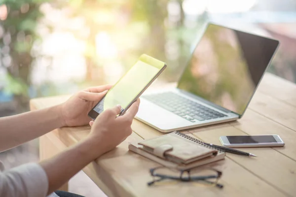 Empresário usando tablet no espaço de trabalho — Fotografia de Stock