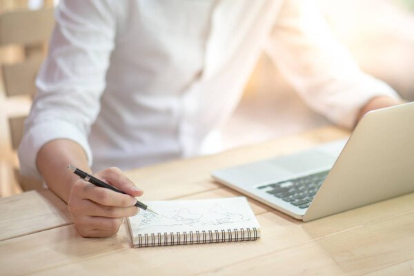 мужской почерк мира на ноутбуке
