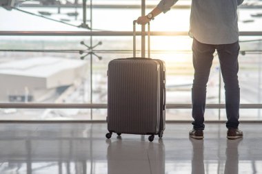 Bavulun Bagaj Havaalanı terminal ile genç adam