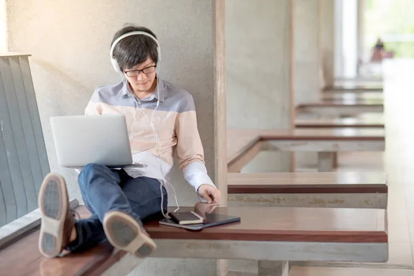 Joven asiática estudiante hombre usando laptop en la universidad — Foto de Stock