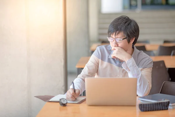 Jovem homem asiático trabalhando com laptop na faculdade — Fotografia de Stock