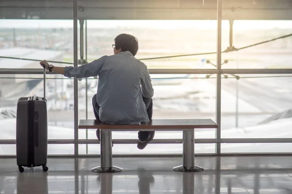 Mladá Asijská muž se zavazadly v terminálu letiště — Stock fotografie