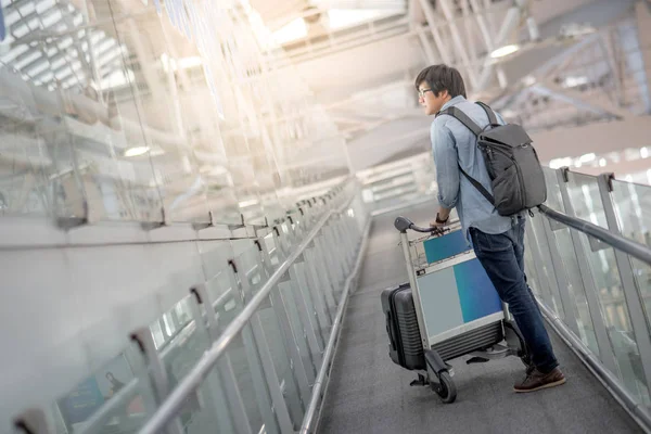 arabası Havaalanı terminal ile yürüyen genç Asyalı adam