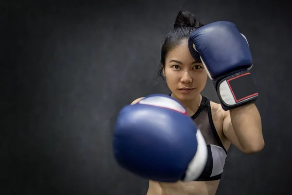 Jovem mulher asiática posando com luvas de boxe — Fotografia de Stock