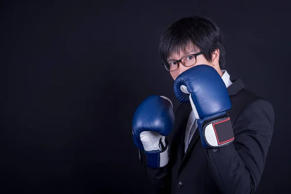 Jovem homem de negócios vestindo terno com luvas de boxe — Fotografia de Stock