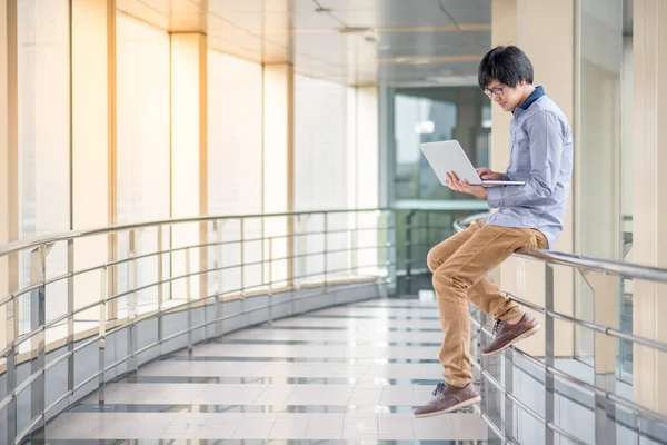 Jovem homem de negócios casual usando computador portátil — Fotografia de Stock