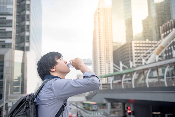 Tânăr asiatic bea o sticlă de apă — Fotografie, imagine de stoc