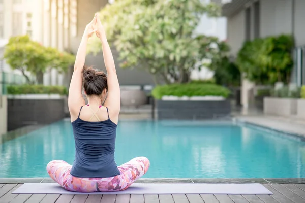 Mujer asiática joven haciendo ejercicio de yoga — Foto de Stock