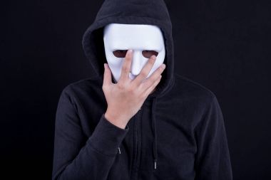 Gizemli adam için beyaz maskeli yüzünü gizlemek
