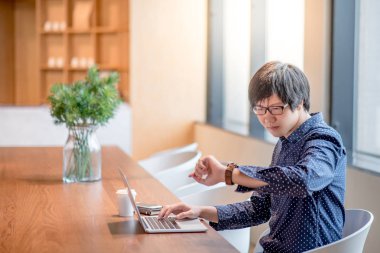 ofiste çalışan genç Asya iş adamı