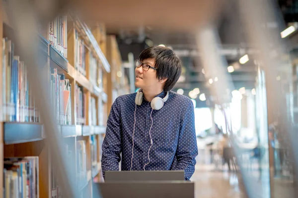 Küçük Asya adam öğrenci seçimi kitap kütüphane