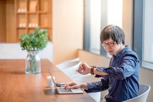 ofiste çalışan genç Asya iş adamı