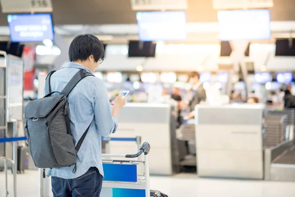Ασιατικές νεαρός που περιμένει για το αεροδρόμιο του check-in — Φωτογραφία Αρχείου