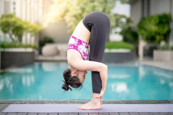 Mujer asiática joven haciendo ejercicio de yoga — Foto de Stock