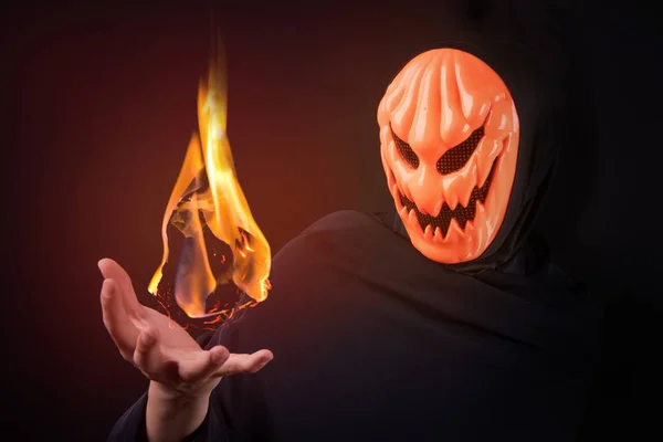 Halloween-Mann mit Kürbismaske kontrolliert Feuerball — Stockfoto