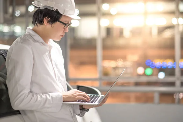 Ung asiatisk ingenjör eller arkitekt som arbetar med laptop — Stockfoto