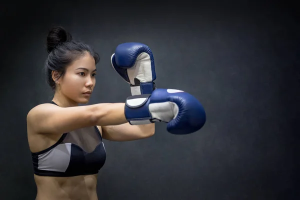 Jovem mulher asiática posando com luvas de boxe — Fotografia de Stock