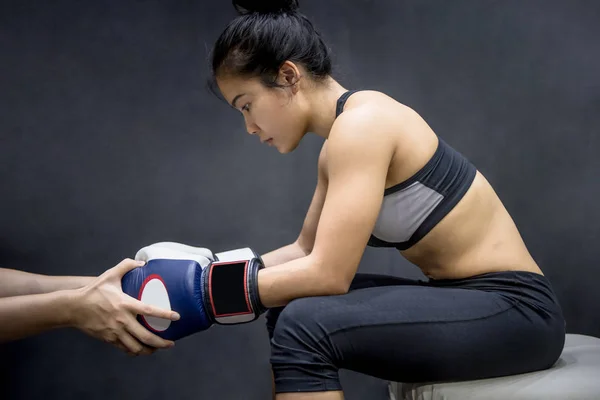 Jovem mulher asiática boxer concentrando com treinador — Fotografia de Stock