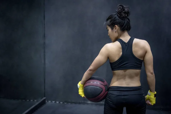 Jonge Aziatische vrouw in sportwear houden van basketbal — Stockfoto