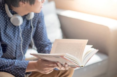 Üniversite öğrenci okuma kitabı Divan genç adam