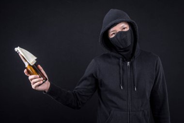 Protestocu veya terörist holding Molotof kokteyli veya benzin bomba