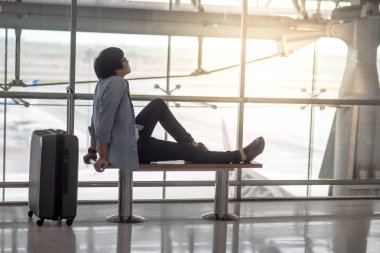 Küçük Asya adam Havaalanı Terminal Bagaj ile