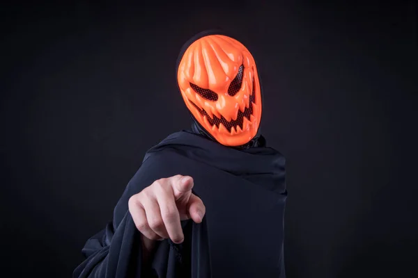 Halloween man met pompoen masker op zwarte achtergrond — Stockfoto