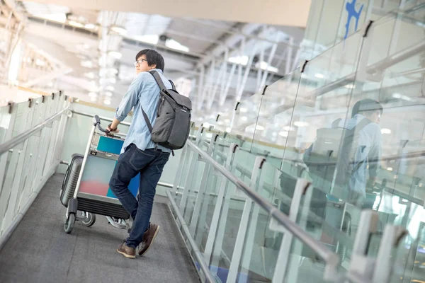 공항 터미널에 트롤리와 젊은 아시아 남자 — 스톡 사진