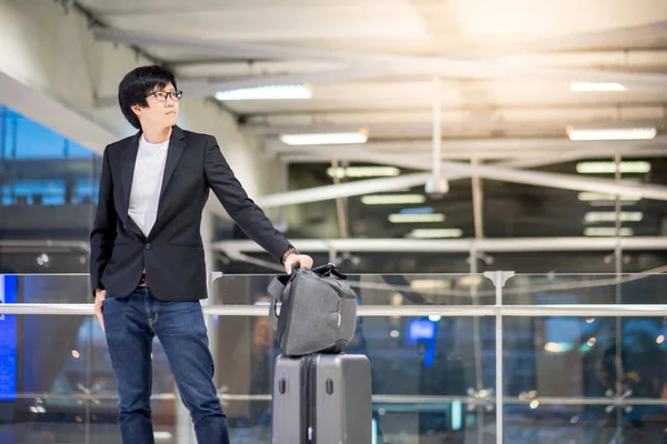 공항 터미널에서 대기 하는 젊은 아시아 사업가 — 스톡 사진